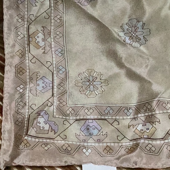 100 % Silk delicate scarf Made in Japan 26 inch square - Picture 7 of 12